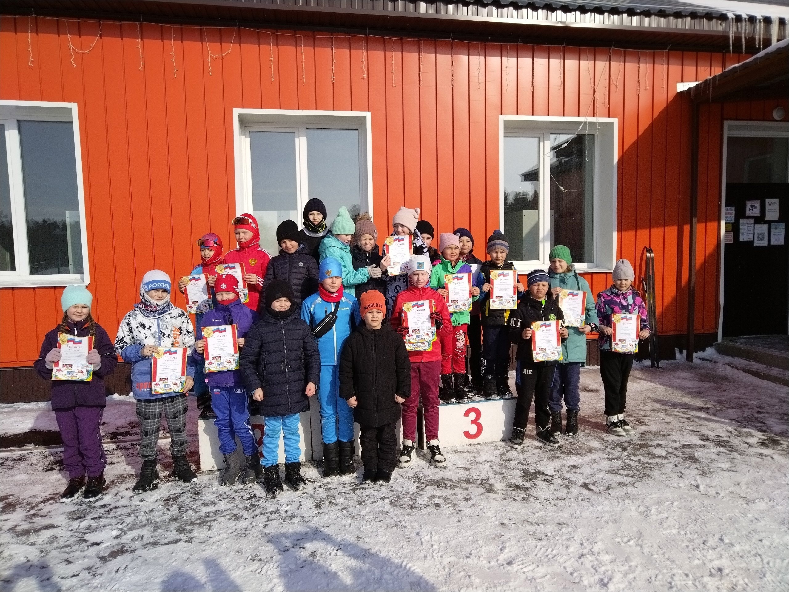 Районные соревнования по лыжным гонкам для ребят начальных классов.